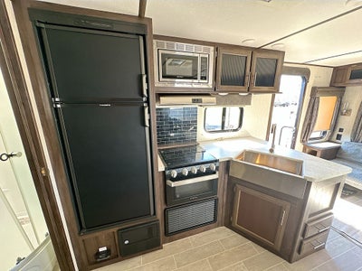 2020 CHEROKEE FOREST RVR ALPHA WOLF Base